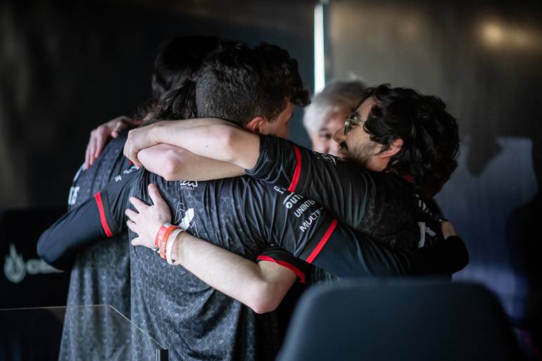 Jogadores da RED Canids comemoram título do CBLOL 2021