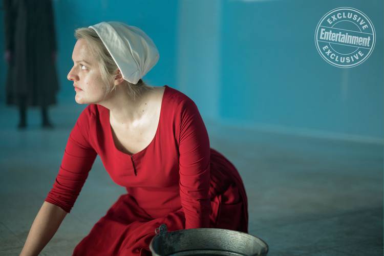 The Handmaids Tale June Destaque Em Foto Da Temporada Nerd