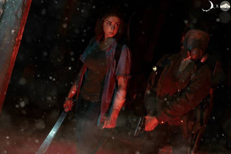 Cosplayers de Ellie e Dina em meio aos esporos.