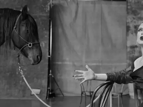 Adele no clipe de "Oh My God" (Reprodução/YouTube)
