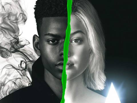Aubrey Joseph e Olivia Holt em imagem promocional de Manto e Adaga/Freeform
