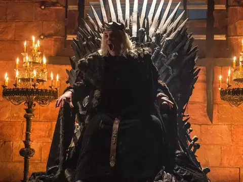 Veja imagens de Michael Shaeffer como o Rei Louco e mais na peça Game of Thrones: The Mad King