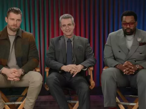 Foto de Dermot Mulroney, LaRoyce Hawkins e Luke Mitchell em entrevista sobre novo crossover de One Chicago, universo composto pelas séries Chicago Med, Chicago Fire e Chicago P.D./Reprodução