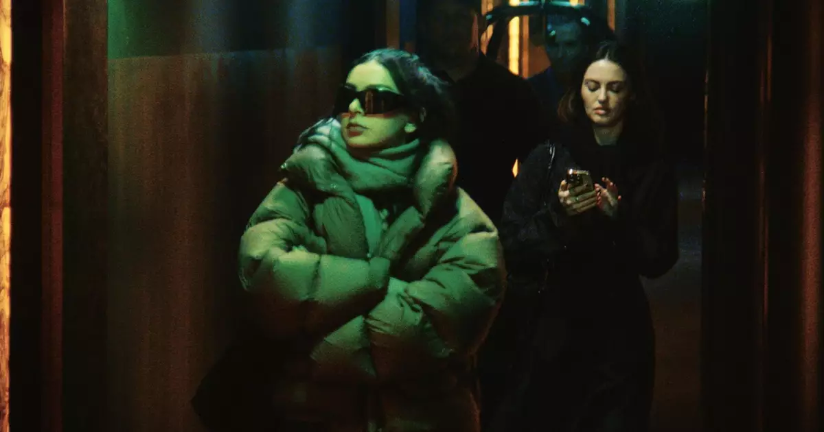 Já em cartaz! Charli XCX incendeia o 