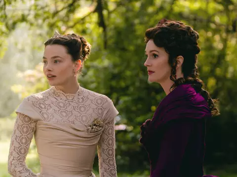 Kristine Froseth e Leighton Meester em The Buccaneers (Divulgação/Apple TV+)