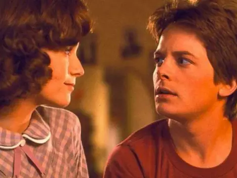 Lea Thompson e Michael J. Fox em De Volta Para o Futuro (Reprodução)