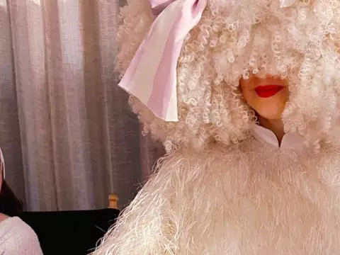 Detalhe da capa de Reasonable Woman, de Sia (Reprodução)