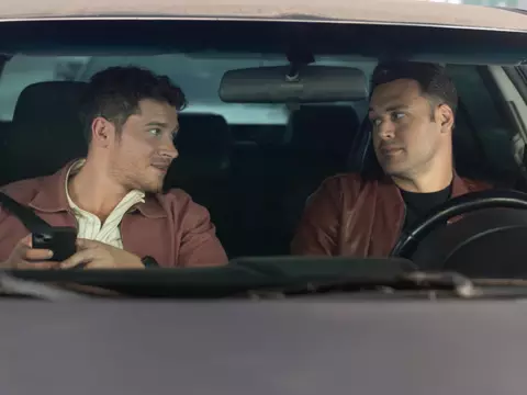 Foto de Ryan Guzman e Oliver Stark em episódio de 9-1-1/Reprodução