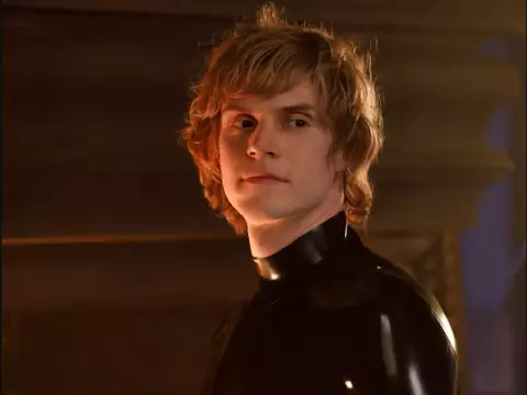 American Horror Story | Evan Peters retorna como Tate Langdon em nova foto da 13ª temporada, veja foto