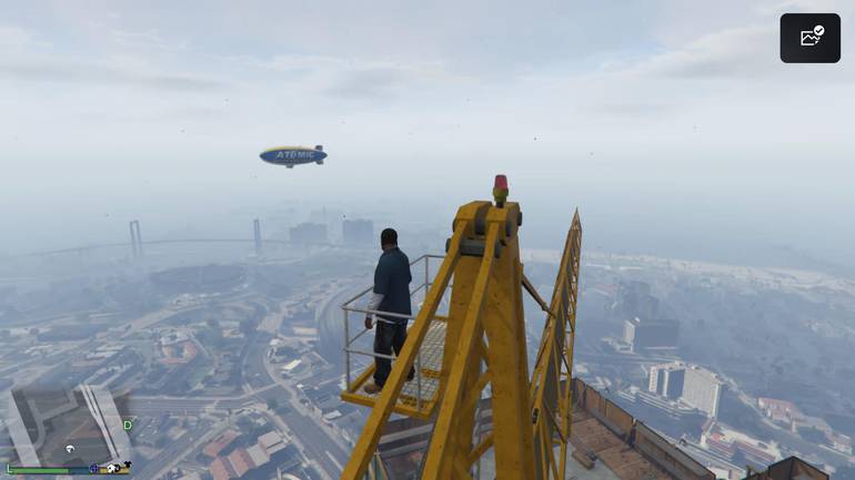 Franklin no topo de uma torre em GTA 5.