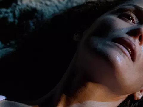 Cena de If I Had Legs, I'd Kick You (Reprodução)