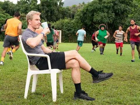 Michael Fassbender em Quem Fizer Ganha (20th Century Studios Brasil/Reprodução)