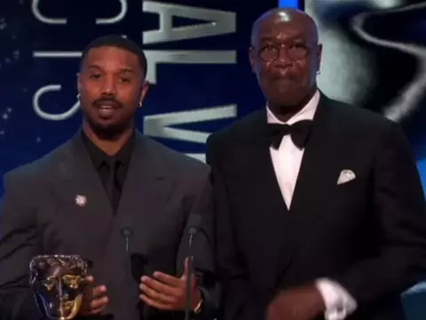 Homem com Tourette grita xingamento racial para elenco de Pecadores