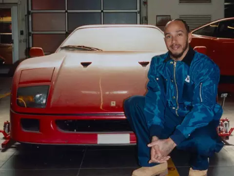 Lewis Hamilton recria cena icônica de Akira, veja