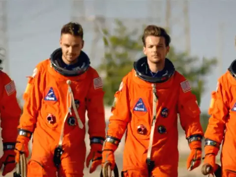 "Drag Me Down"/One Direction/Reprodução