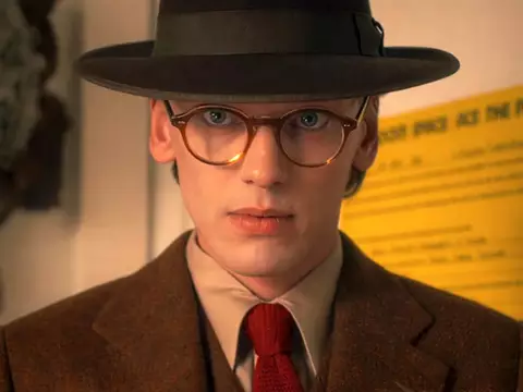Jamie Campbell Bower revela inspiração em Jim Jones em Stranger Things