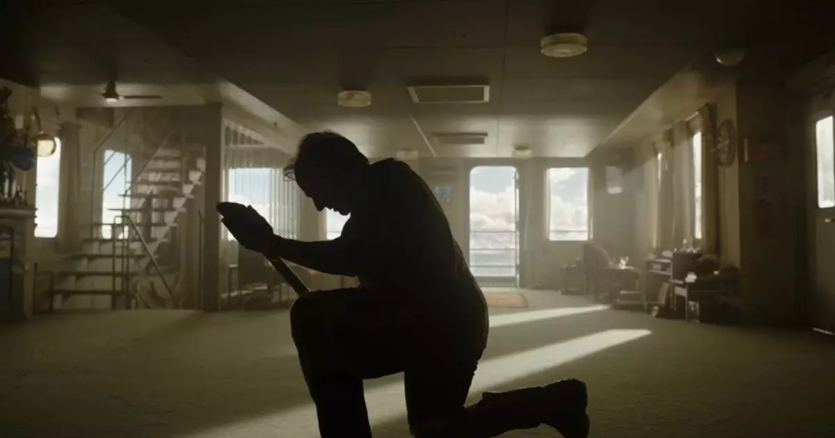 Barrigudo, velho e calvo Tom Cruise está irreconhecível no trailer de Digger, seu novo filme