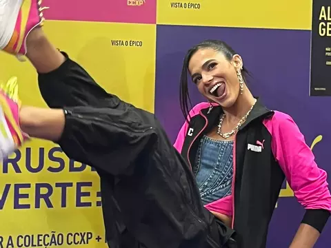 Bruna Marquezine faz surpresa na CCXP e fala de Besouro Azul na Spoiler Night