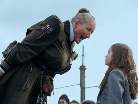 Versão musical de Matilda traz frescor à história e valoriza seus pontos fortes