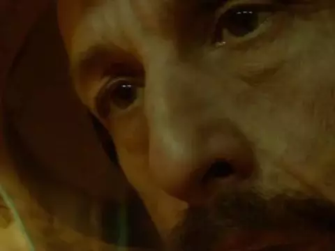 Adam Sandler em cena de O Astronauta (Reprodução)