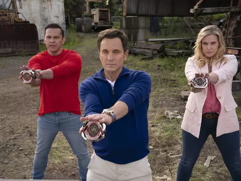 Power Rangers: Agora e Sempre fica no limiar entre a homenagem e o desrespeito