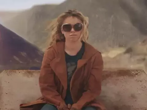 Supergirl | Filme da DC ganha novo pôster com Milly Alcock