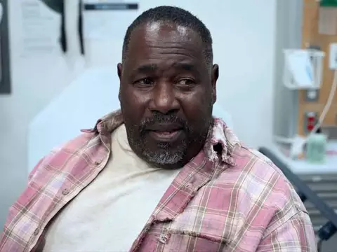 Ernest Harden Jr., ator de The Pitt, vence primeiro Emmy da carreira e dedica prêmio a Bette Davis