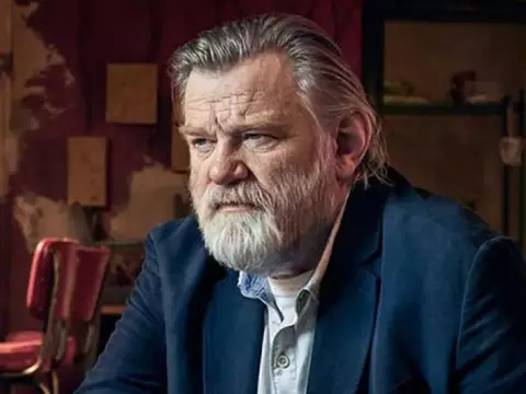 Spider-Man Noir | Primer vistazo de Silvermane, interpretado por Brendan Gleeson