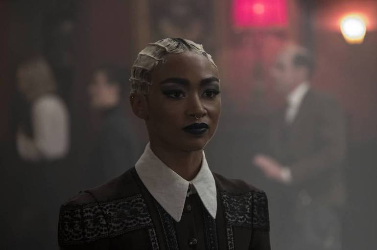 Tati Gabrielle em O Mundo Sombrio de Sabrina.