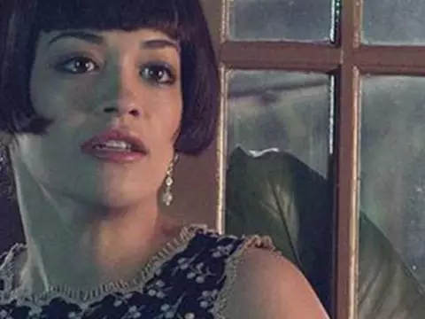 Rita Ora em cena de Cinquenta Tons de Cinza (Reprodução)