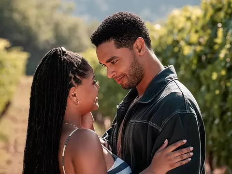 Regé-Jean Page e Halle Bailey em Eu E Você na Toscana (Divulgação)