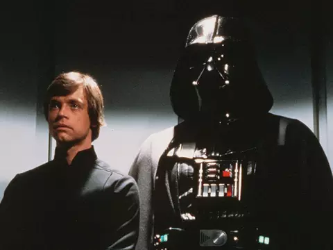 Mark Hamill, como Luke Skywalker, ao lado de Darth Vader, em Star Wars