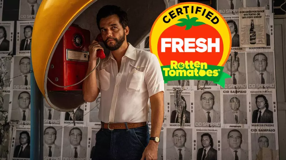 Foto de Wagner Moura em O Agente Secreto ao lado de um selo de aprovação no Rotten Tomatoes