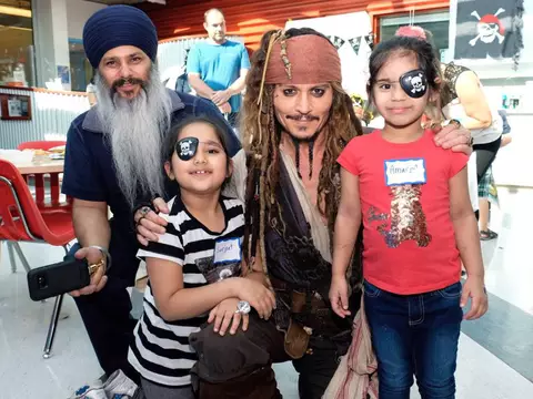 Piratas do Caribe | Johnny Depp visita hospital infantil vestido como Jack Sparrow