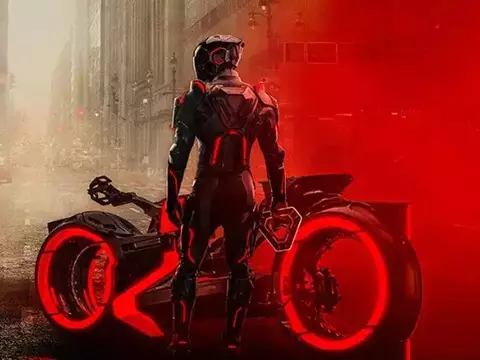 Tron: Ares | Novo trailer mostra Jared Leto em moto do filme original