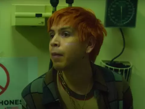 Dylan O'Brien de lingerie e muita loucura no primeiro trailer de Fantasmas; veja