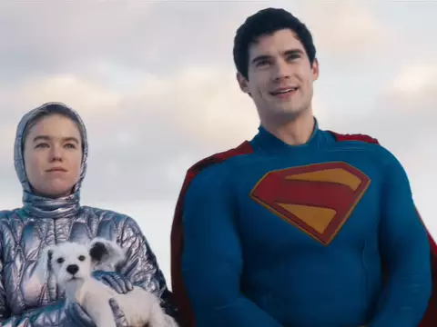 Supergirl encontra Superman em clipe inédito; assista