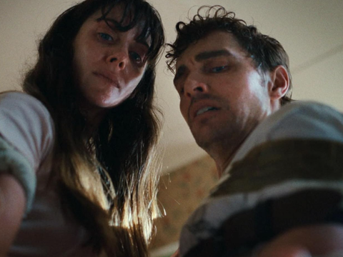 Juntos tenta surfar onda do body horror, mas só funciona mesmo na comédia