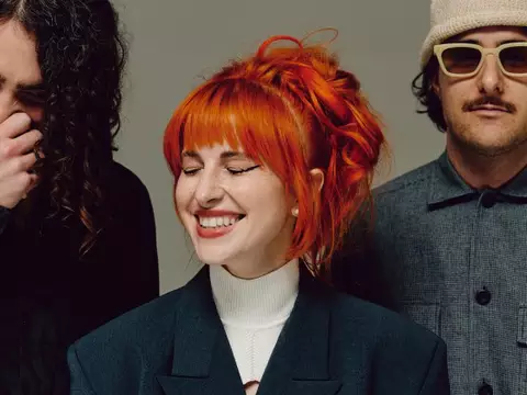 Os integrantes atuais do Paramore, com a vocalista Hayley Williams no centro (Reprodução)