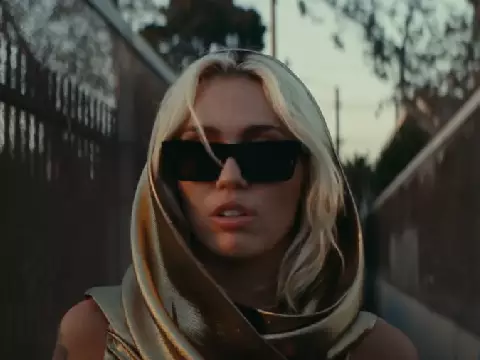 Miley Cyrus é processada por supostamente plagiar Bruno Mars em "Flowers"