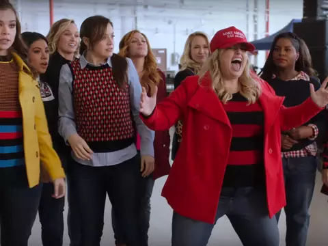 A Escolha Perfeita 3 | Bellas conhecem a concorrência em novo clipe