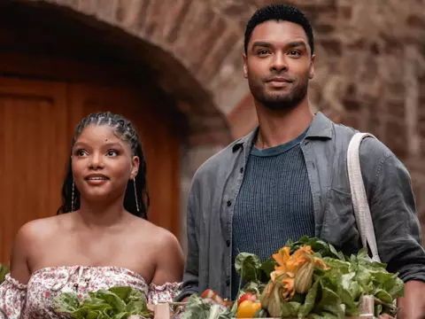 Foto de Halle Bailey e Regé-Jean Page na comédia romântica Eu & Você Na Toscana/Reprodução