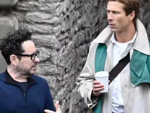 Glen Powell e J.J. Abrams