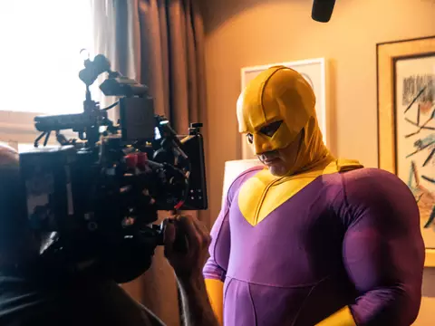Caco Ciocler como Overman durante as gravações do filme do herói brasileiro