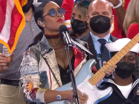 H.E.R faz performance emocionante de "America the Beautiful" no Super Bowl; veja