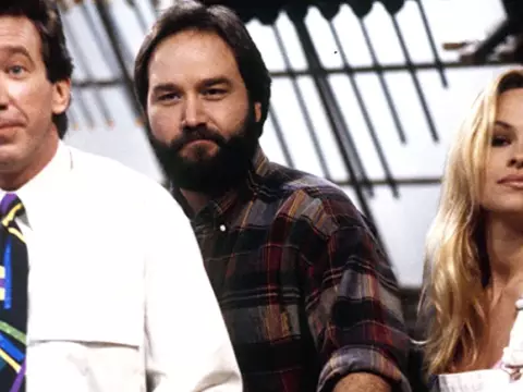Da esq. para a dir.: Tim Allen, Richard Karn e Pamela Anderson em Home Improvement (Reprodução)