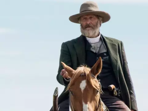 Jeff Daniels em cena de Godless (Netflix/Divulgação)