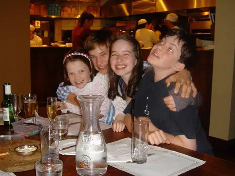 Elenco de As Crônicas de Nárnia, em foto de Georgie Henley