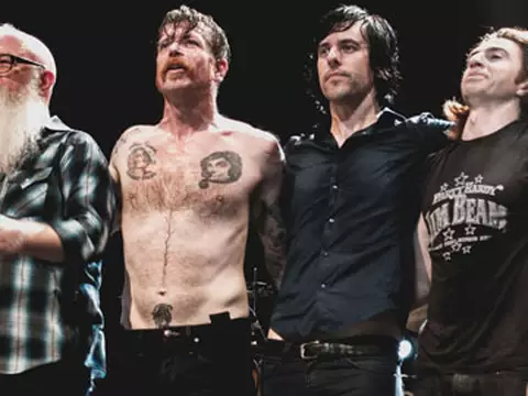Eagles of Death Metal recomeça turnê interrompida por atentados em Paris; assista aos vídeos