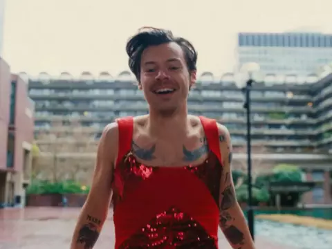 Harry Styles em "As It Was" (Reprodução)